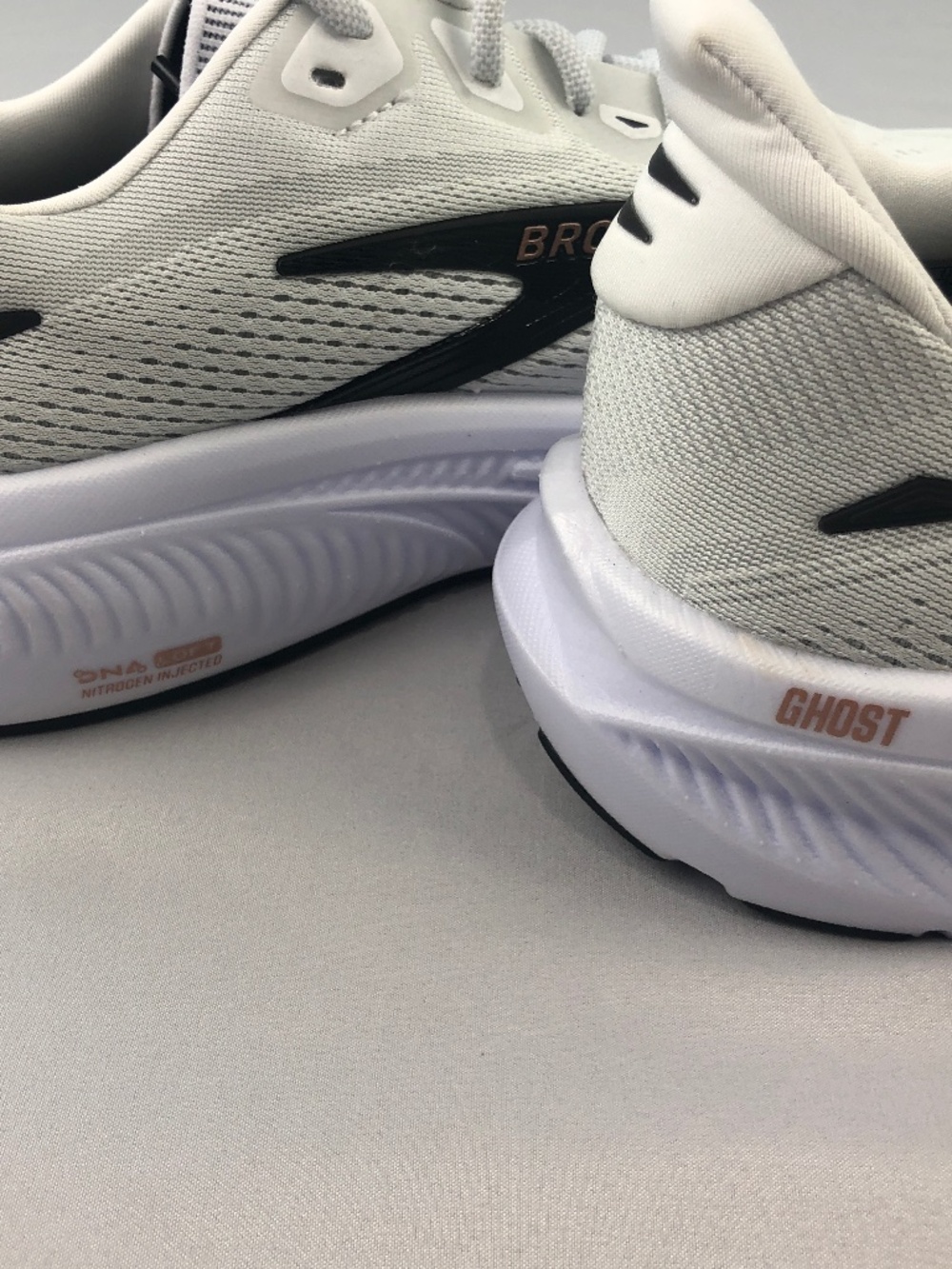 NIB Brooks Ghost 18 Wh/Blk/Rose Gold Womens Sneakers 120482-1B-105 Size 11B - Picture 9 of 12